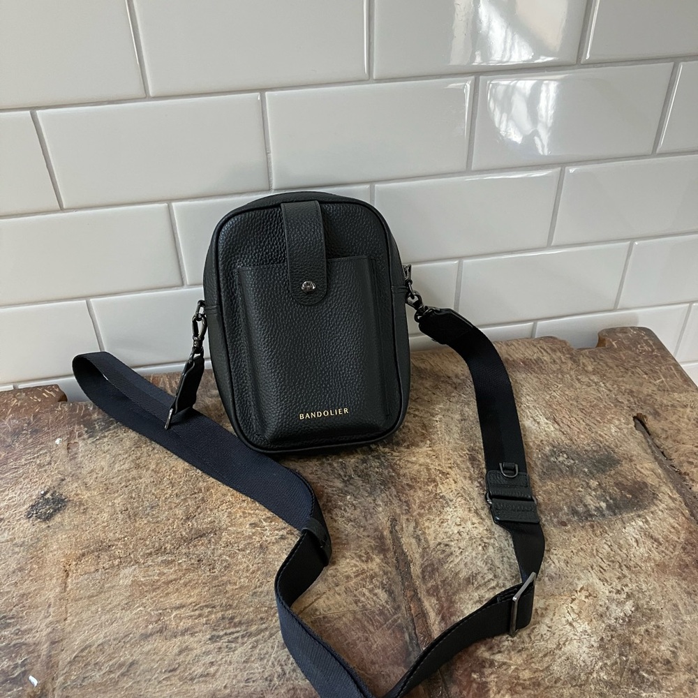 Dillon Crossbody Bag
TOP GRAIN LEATHER CROSSBODY BAG IN BLACK/PEWTER